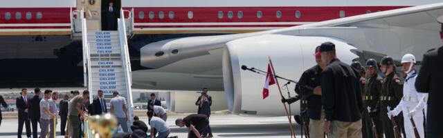 Zašto je Tramp u Ankari zamenio novi Air Force One starim avionom?