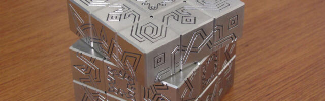 Metalna Rubikova kocka