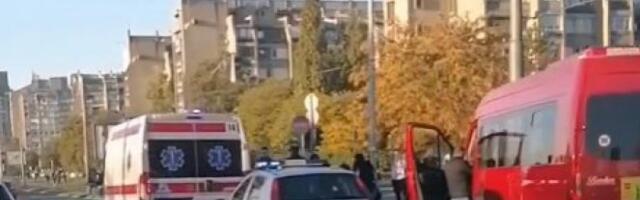 TROJE POVREĐENIH U SAOBRAĆAJNOJ NESREĆI NA NOVOM BEOGRADU! Putnici iz mini-busa prevezeni u Urgentni