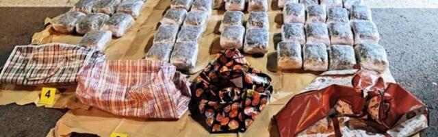 SAKRILI ČETIRI KILA "TRAVE" U KROVNOM KOFERU! Dolijali na naplatnoj rampi u Vrčinu!