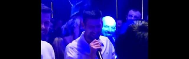 Đoković ludovao, pevao čuveni hit, a onda... (VIDEO)