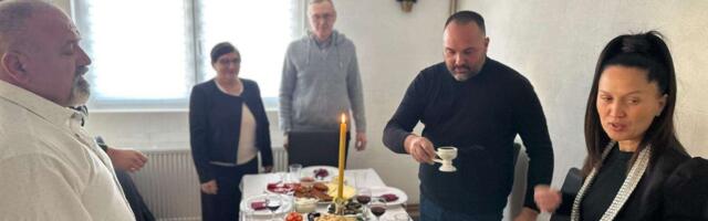 U ovoj kući se gosti "dvore" na slavi, a gusle i pesma su nezaobilazni: Purići ovako slave Aranđelovdan