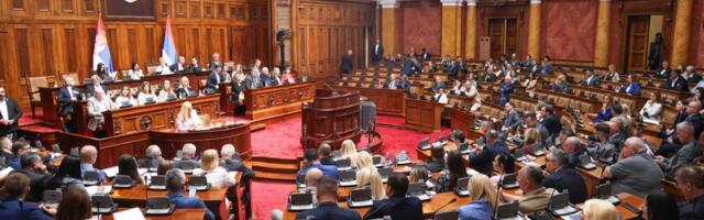 NAKON HAOSA KOJI JE NAPRAVILA OPOZICIJA, POSLANICI NASTAVILI RAD: Sednica Skupštine kasnila dva sata zbog nasilja blokadera