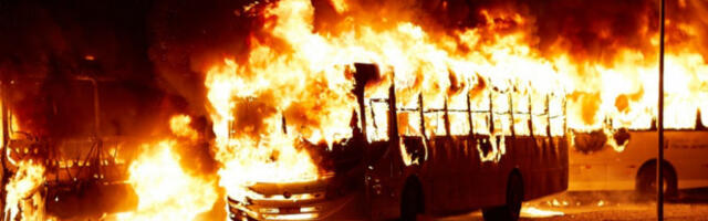 STRAVIČNA SLIKA KOD ALEKSANDROVCA! Zapalio se autobus! (FOTO)