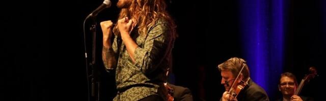 Princ od Vranje peva na jubileju Komrada