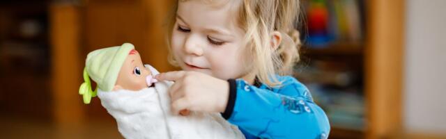 Mama videla kako ćerka vezuje ruke lutki, a onda je saznala jezivu istinu: Snimci sa kamera sve potvrdili