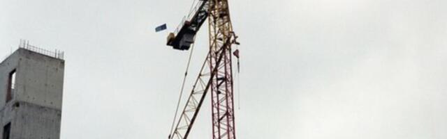 Jedna osoba poginula, dva radnika povređena na Starom sajmištu: Obrušio se kran natovaren sa 350 TONA!