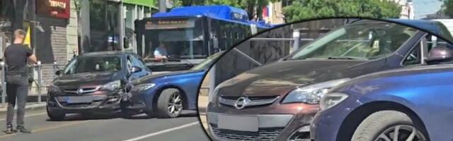 Drama u centru Beograda: "Bmw" se zakucao u "opela", saobraćaj u totalnom kolapsu (VIDEO)