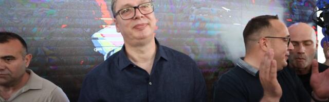 Vučić ne skida osmeh s lica: Pogledajte kako se veseli na slavlju u Oplanićima (VIDEO)
