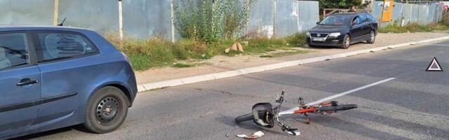 Automobil oborio biciklistu tokom preticanja! Teška nesreća u Čačku