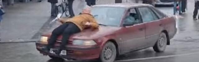 SUMANUTO Vozio demonstranta na haubi (VIDEO)