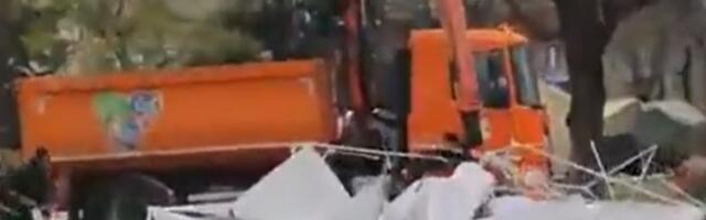 Poslate gradske službe, UNIŠTAVAJU ŠATORE u Pionirskom parku (VIDEO)