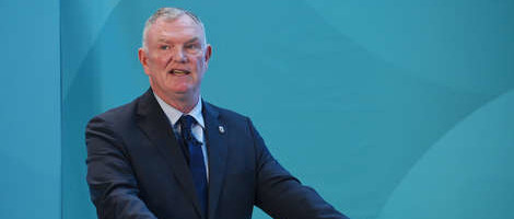 Predsjednik FA morao odstupiti zbog izraza 'obojen'