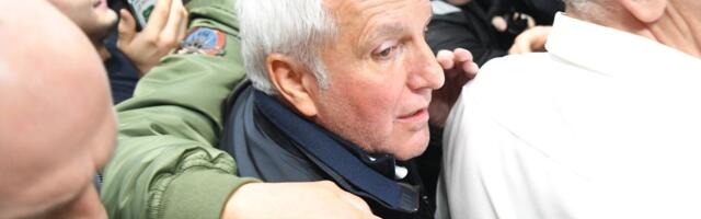 Pogledajte kako je Željko Obradović sa obezbeđenjem jedva prošao kroz Grobare: Žoc nije izustio ni reč