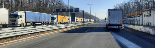 Na Nikoljdan kolaps na granicama! Automobili u kolonama više od 90 minuta na ovom prelazu, a kamioni i po 15 sati