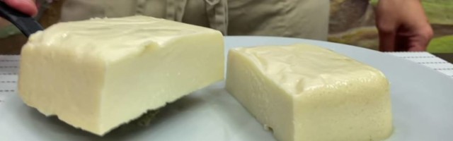 Mlečni kolač od dva sastojka koji se kuva na pari je najbrže spremljeno kremasto savršenstvo