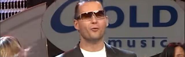 Bio je velika zvezda, a onda nestao! Njegove hitove i danas pevate, a evo kako pevač sada izgleda