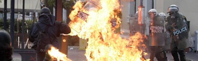 (FOTO) Da li vam je ovo poznato odnekud?! Blokiraju puteve, neće dijalog, apsurdni zahtevi - Grčki blokaderi prepisuju srpski scenario obojene revoluvcija