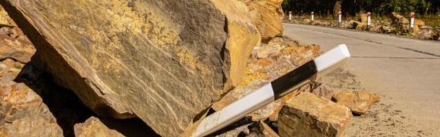 SAOBRAĆAJNI KOLAPS U CRNOJ GORI: Odron zatrpao put ka Đurđevića Tari, Zeta se izlila na kolovoz - OVI PRAVCI SU POTPUNO ODSEČENI!