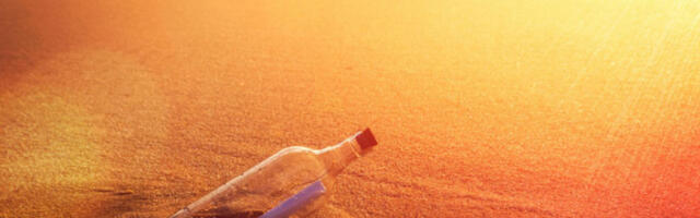 Порука у боци: пас на шкотској плажи пронашао писмо из Канаде