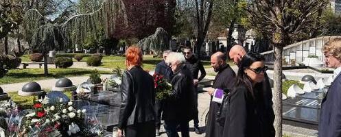 PORODICA ODRŽALA POMEN TOZOVCU: Došla i pevačeva unuka, udovica u crnini: Bol ne prolazi, ali ponos raste iz dana u dan