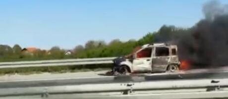 BUKTINJA NA AUTO-PUTU, ŠIRI SE GUSTI DIM! Zapalilo se vozilo kod Jakova, saobraćaj otežan (VIDEO)