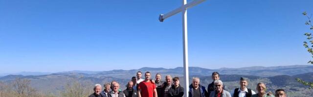 Ništa nije slučajno u ovom kraju: Krst sija na vrhu Oštrika