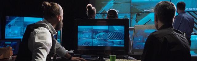 BEZBEDNOSNO INTERESANTNE OSOBE SE PRATE NA DVA NAČINA! Špijunske baze sakrivene u telefonima, prisluškivači stavljeni u punjače - evo kako se zaštiti!