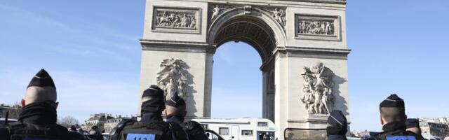 Krenuo nožem na žandarme, oni izvukli pištolje, odjekuju sirene: Snimak jezivog napada kod Trijumfalne kapije