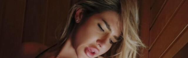 Skinula se Jovana Jeremić: Voditeljka pokazala svaku oblinu, a u ruci šampanjac (VIDEO)