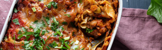 Rustične lazanje sa kobasicom i spanaćem: Bogatstvo ukusa u svakom sloju