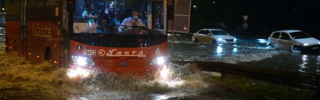 Potop u beogradskim naseljima: U Vojvode Vlahovića poplavljeno 20 kuća, autobusi mile kroz bujice