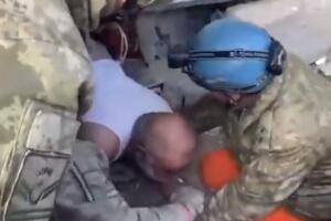 Два и по дана под рушевинама са цигаретом у устима, одбио да је баци кад су га спасили