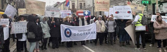 Farmaceuti održali javni skup i blokadu Glavne ulice u Kragujevcu (VIDEO)