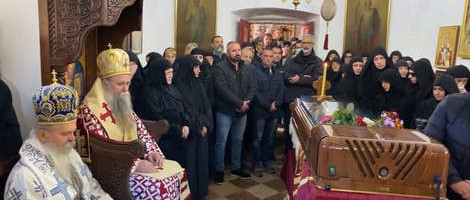 Veliki broj vjernika i građana pred hramom u Podgorici