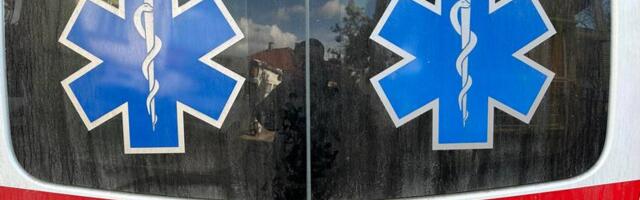 Devojka povređena u sudaru dva automobila, hospitalizovana u UKC Niš