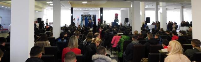 SVAKOME PAKETIĆ I PO 12.000 DINARA: Novogodišnji prijem za đake slabijeg materijalnog stanja u Loznici (FOTO)