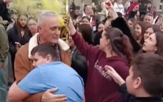 SUZE, ZAGRLJAJI, BAKLJE I SIRENE! Dirljiv ispraćaj omiljenog profesora u penziju: Učenici iz Leskovca u špaliru priredili nezaboravni trenutak! (VIDEO)