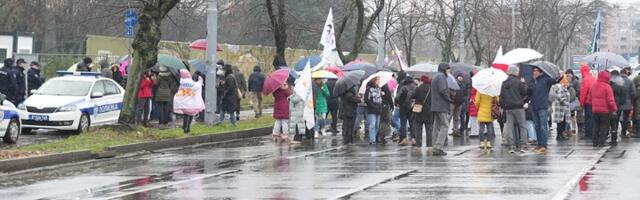 Protest protiv akvarijuma - građani ruše ograde (FOTO)