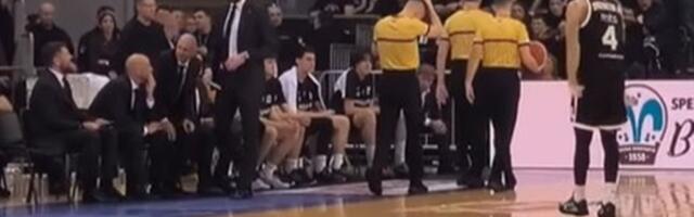 Pogledajte momenat kad sudije napuštaju meč Partizan - Mega: Grobari ih zasuli predmetima, nastavili vređanje