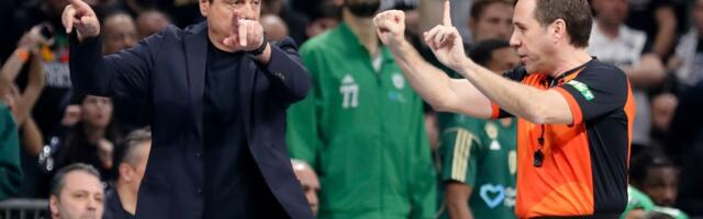 Olimpijakos "ubio" Panatinaikos usred OAKA-e, haos, isključenja i cepanje dresova obeležili derbi Grčke