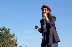 ZAUSTAVILA PARIZ: Maryana Katić zapevala hit Dragane Mirković na Montmartreu, pogledajte šta se desilo (VIDEO)