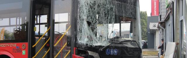 Nevreme napravilo haos: Autobus izleteo iz krivine, pa se zakucao u kuću u Kruševcu (FOTO)
