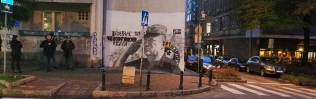 Policija čuva mural Mladića, privedena Aida Ćorović (VIDEO)