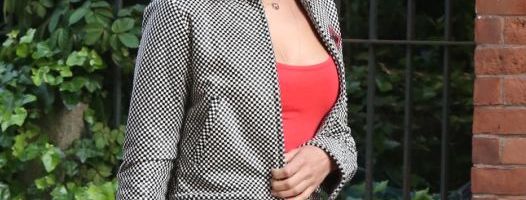 Demonstracija čistog seksepila: Irina Shayk u crvenoj mini haljinici i vojničkim čizmama