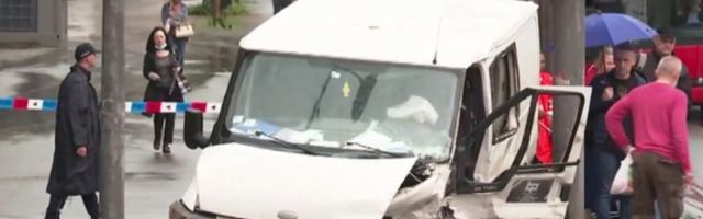 PROBUDIO SAM SE NASRED PEŠAČKOG PRELAZA! Putnik iz kombija u koji se ZAKUCAO BMW SMRTI: Proverio sam da li su mi ruke i noge na mestu, a onda sam osetio krv