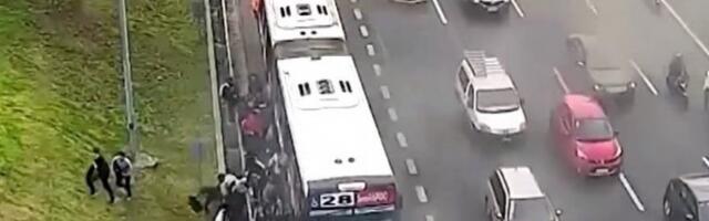 AUTOBUS PUN PUTNIKA SE ZAPALIO I POTPUNO IZGOREO: Dramatičan snimak incidenta, vatra se širi, putnici u panici BEŽE OD PLAMENA (VIDEO)