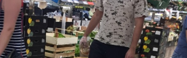 Svi se okretali za momkom kada su primetili šta nosi na glavi (FOTO)