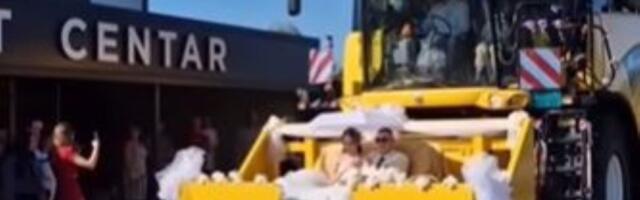 VIRALNI dolazak na svadbu u Bačkoj Palanci: Kombajn i "kolona svatova od POLA MILIONA evra" (VIDEO)