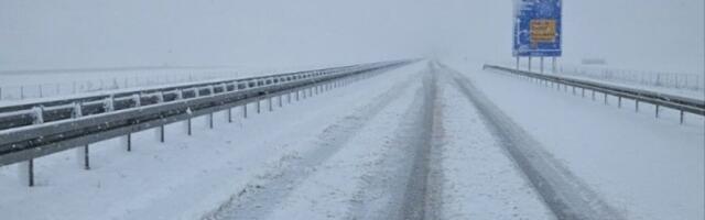 Haos na putevima: Vozači gube kontrolu, a automobili završavaju u... (VIDEO)